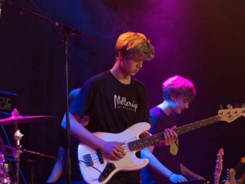 Elev på musiklinjen optræder med en guitarsolo til en af skolens koncerter