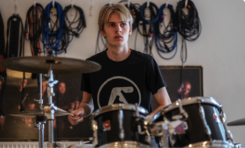 dreng spiller trommer